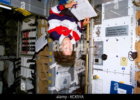 Internationale Raumstation NASA Space Shuttle Discovery Mission STS-96 prime Besatzungsmitglied amerikanische Astronaut Ellen Ochoa arbeitet auf den volatilen Ausbau Assembly Flight Experiment im Spacehab Modul Juni 2, 1999 in der Erdumlaufbahn. (Foto: NASA Foto über Planetpix) Stockfoto