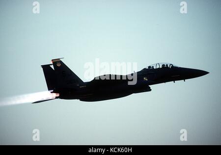 Ein US Air Force F-15E Strike Eagle taktische Kampfflugzeuge nimmt für eine Mission, bei der Operation Desert Shield Januar 23, 1991 in Saudi-Arabien. (Foto von rose Reynolds über planetpix) Stockfoto