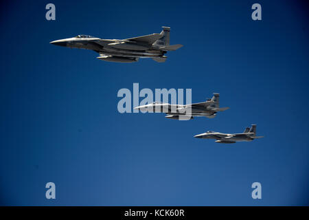 Drei US Air Force f-15 Eagle Tactical Fighter Flugzeuge fliegen in Formation über Kingsley Feld während der Übung Sentry eagle Juli 22, 2017 in der Nähe von Klamath Falls, Oregon. (Foto von Riley Johnson über planetpix) Stockfoto