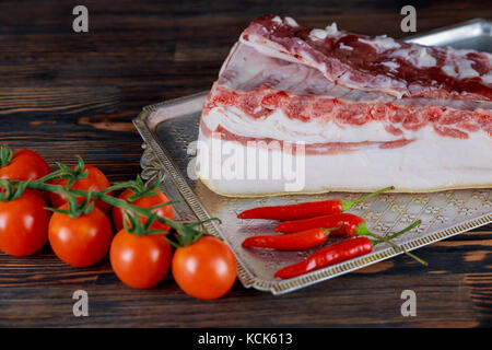 Frisches Schweinefleisch fett und Rippen mit Tomaten und Chili peppers Rippchen Fleisch, Tomaten, Stockfoto