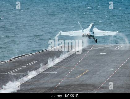 Ein U.S. Navy ea-18g growler Airborne elektronischen Angriff Flugzeug startet aus der Flight Deck an Bord der US Navy Flugzeugträger der Nimitz-Klasse uss Carl Vinson zum 31. Juli 2017 im Pazifischen Ozean. (Foto von Noah s. Rodman über planetpix) Stockfoto