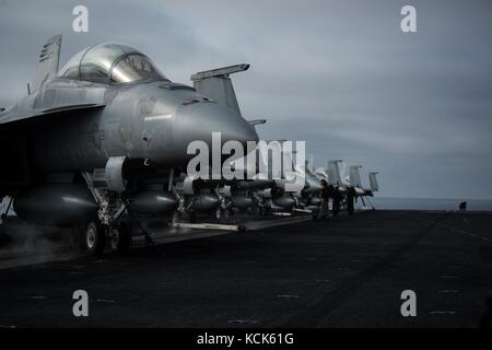 Die US Navy F/A-18F Super Hornet Jet Jets sitzen am 4. August 2017 im Pazifischen Ozean auf dem Deck des Flugzeugträgers USS Theodore Roosevelt. (Foto: MCS3 Anthony J. Rivera via Planetpix) Stockfoto