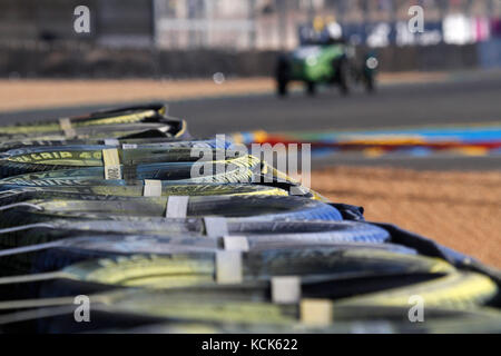 LE MANS, Frankreich, 10. Juli 2016: Alte Rennwagen Rennen in Le Mans Classic auf der Strecke der 24 Stunden. Keine andere Veranstaltung der Welt montiert Stockfoto