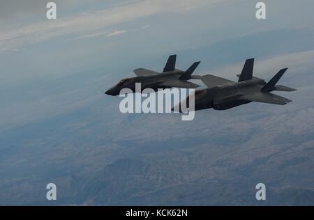 Us Air Force f-35 Lightning ii Stealth Fighter Flugzeuge fliegen in Formation über die Nellis Air Force Base in Nevada Test und Training Strecke Juli 10, 2017 in der Nähe von Las Vegas, Nevada. (Foto von Kevin tanenbaum über planetpix) Stockfoto