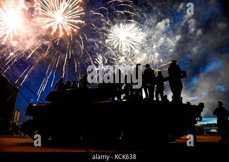 Us-amerikanische und polnische Soldaten beobachten Feuerwerk von oben auf ein Battle Tank bei einem Viertel der Juli Feier am Naval support Standort redzikowo Juli 4, 2017 in redzikowo, Polen. (Foto von Sean spratt über planetpix) Stockfoto