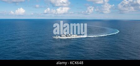 Die britische Royal Navy Typ 23 Herzog-Klasse Fregatte HMS Westminster parow unterwegs während der Übung Sächsische Krieger August 5, 2017 in den Atlantischen Ozean. (Foto von Michael b. zingaro über planetpix) Stockfoto