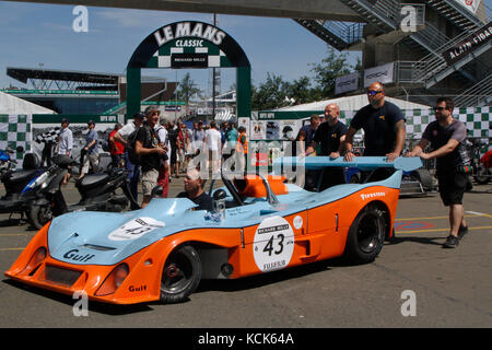 LE MANS, Frankreich, 10. Juli 2016: Gulf Mirage aus der Koppel von Le Mans Classic auf der Strecke der 24 Stunden. Keine andere Veranstaltung der Welt versammelt s Stockfoto