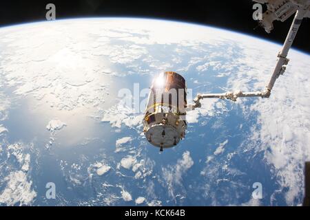 Der Roboterarm der NASA International Space Station Canadarm2 löst das japanische Raumschiff HTV-6 vom Harmony-Modul am 27. Januar 2017 in der Erdumlaufbahn ab. (Foto: NASA, Foto über Planetpix) Stockfoto