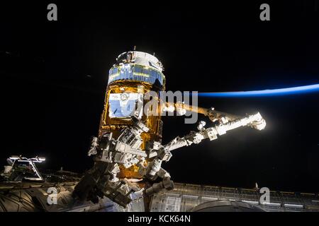 Die Nasa die Internationale Raumstation Roboterarm Canadarm2 misst dem japanischen HTV-6 cargo Raumschiff, um zu der HARMONY-Modul 27 Januar, 2017 in der Erdumlaufbahn. (Foto: Nasa Foto über planetpix) Stockfoto