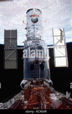 Die NASA Astronauten der STS-109 Mission Service das Hubble Space Telescope, während es mit dem Space Shuttle Columbia Ladebucht März 8 angedockt ist, 2002 in die Erdumlaufbahn. (Foto: Nasa Foto über planetpix) Stockfoto