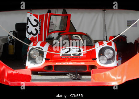 LE MANS, Frankreich, 10. Juli 2016: Alte Porsche in den paddocks von Le Mans Classic auf der Strecke der 24 Stunden. Keine andere Veranstaltung der Welt montiert Stockfoto
