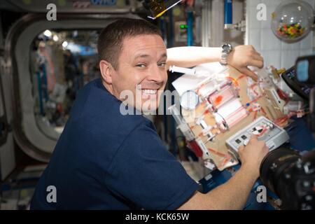 Der US-amerikanische Astronaut Jack Fischer arbeitet am Capillary Structures for Exploration Life Support Experiment am 10. Juli 2017 in der Erdumlaufbahn der NASA International Space Station Expedition 51. (Foto: NASA, Foto über Planetpix) Stockfoto