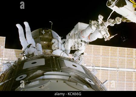 Internationale Raumstation NASA Space Shuttle Endeavour Mission STS-88 prime Besatzungsmitglied amerikanischen Astronauten James Newman (links) und Jerry Ross Arbeit auf der iss Zarya und Unity Module während einer Extra Vehicular spacewalk Dezember 8, 1998 in der Erdumlaufbahn. (Foto: Nasa Foto über planetpix) Stockfoto