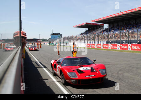 LE MANS, Frankreich, 10. Juli 2016: Ford GT 410 vor dem Start der Le Mans Classic auf der Strecke der 24 Stunden. Keine andere Veranstaltung der Welt montiert Stockfoto