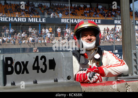 LE MANS, Frankreich, 10. Juli 2016: Fahrer am Start der Le Mans Classic auf der Strecke der 24 Stunden. Keine andere Veranstaltung der Welt versammelt so viele Stockfoto