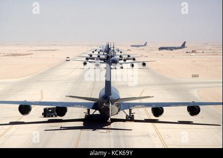 Luftbetankungsflugzeuge der US Air Force KC-135 Stratotanker sitzen während der Operation Desert Shield am 23. Januar 1991 in Saudi-Arabien in Schlange auf der Fluglinie. (Foto: US Air Force Foto über Planetpix) Stockfoto