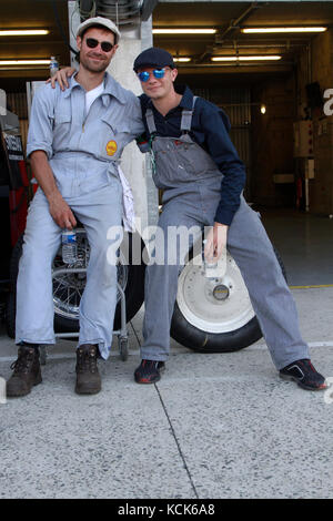 LE MANS, Frankreich, 10. Juli 2016: Mechanik in der Boxengasse von Le Mans Classic auf der Strecke der 24 Stunden. Keine andere Veranstaltung der Welt versammelt, so Stockfoto
