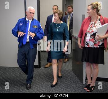 NASA Johnson Space Center Director Ellen Ochoa (rechts) führt US-Vizepräsident Mike Pence durch das Johnson Space Center Christopher C. Kraft Jr. Mission Control Center 7. Juni 2017 in Houston, Texas. (Foto von Bill Ingalls über Planetpix) Stockfoto