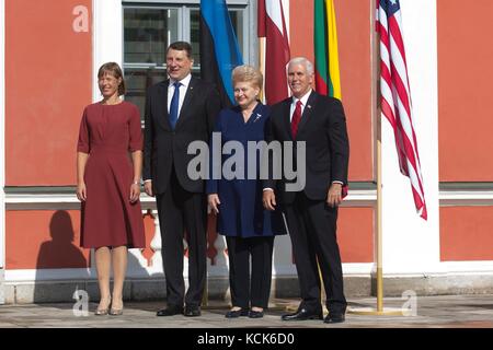 US-Vizepräsident Mike Pence (rechts) trifft sich mit dem Estnischen Präsidenten Kersti Kaljulaid, dem lettischen Präsidenten Raimonds Vejonis und dem litauischen Präsidenten Dalia Grybauskaite am 31. Juli 2017 in Tallinn, Estland. (Foto: D. Myles Cullen via Planetpix) Stockfoto