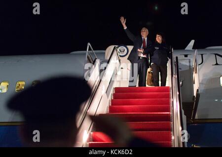 US-Vizepräsident Mike Pence verabschiedet sich, als er an Bord eines Flugzeugs auf der Joint Base Andrews am 29. Juli 2017 in der Nähe von Camp Springs, Maryland, geht. (Foto: D. Myles Cullen via Planetpix) Stockfoto