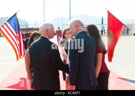 US-Vizepräsident Mike Pence trifft montenegrinischen Premierminister Dusko Markovic am 2. August 2017 in Podgorica, Montenegro. (Foto: D. Myles Cullen via Planetpix) Stockfoto