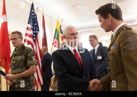 US-Vizepräsident Mike Pence trifft am 31. Juli 2017 in Tallinn, Estland, auf einen estnischen Militärführer. (Foto: D. Myles Cullen via Planetpix) Stockfoto