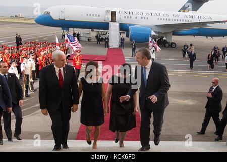 US-Vizepräsident Mike Pence (links) und Second Lady Karen Pence treffen sich mit dem georgischen Premierminister Giorgi Kvirikashvili und seiner Frau Maia Tsinadze am 31. Juli 2017 in Tiflis, Georgien. (Foto: D. Myles Cullen via Planetpix) Stockfoto