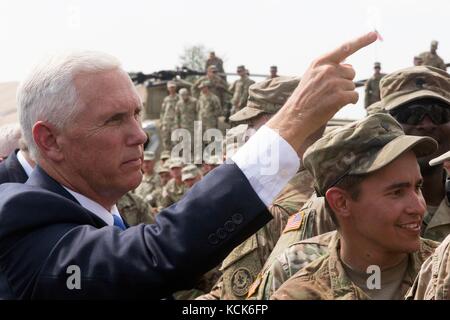 US-Vizepräsident Mike Pence trifft sich während der Übung Noble Partner am 1. August 2017 in Tiflis, Georgia, mit US-Soldaten und georgischen Soldaten. (Foto: D. Myles Cullen via Planetpix) Stockfoto