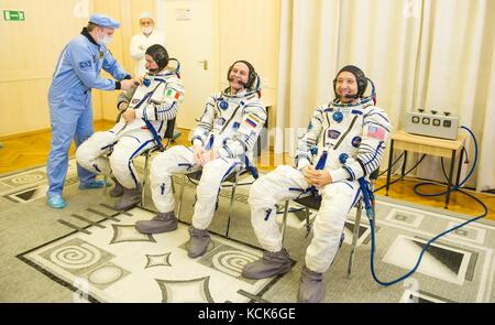 NASA International Space Station Expedition 52 Prime Crew-Mitglieder (L-R) der italienische Astronaut Paolo Nespoli von der Europäischen Weltraumorganisation, der russische Kosmonaut Sergej Ryazanskiy von Roscosmos und der amerikanische Astronaut Randy Bresnik werden in ihre Sokol-Raumanzüge zur Vorbereitung des Sojus MS-05-Starts auf dem Kosmodrom Baikonur am 28. Juli 2017 in Baikonur, Kasachstan, unterstützt. (Foto: Andrey Shelepin Via Planetpix) Stockfoto