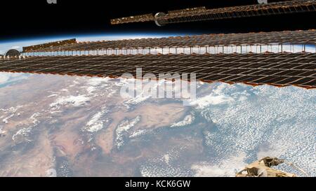 Die Nasa die Internationale Raumstation Astronauten der ISS-Expedition 50 Solar Arrays, die in der vordersten Reihe eines Satelliten von Südamerika, Argentinien zu erfassen und die südlichen Anden Januar 12, 2017 in der Erdumlaufbahn. (Foto: Nasa Foto über planetpix) Stockfoto