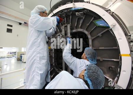 Die Techniker der NASA im Kennedy Space Center Space Station Processing Facility sichern Sie die Klappe auf der orbitalen atk Cygnus unter Druck cargo Modul zur Vorbereitung seines crs oa-7 resupply Mission zur Internationalen Raumstation 12. Februar 2017 in Merritt Island, Florida. Die orbitale atk wird auf einem United Launch Alliance starten Atlas-V-Rakete. (Foto von Bill White über planetpix) Stockfoto