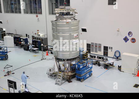 NASA-Techniker von der Kennedy Space Center Space Station Processing verbinden das Druckfrachtmodul Orbital ATK Cygnus mit seinem Servicemodul zur Vorbereitung der CRS OA-7-Versorgungsmission zur Internationalen Raumstation am 14. Februar 2017 in Merritt Island, Florida. Die Orbital ATK wird auf einer Atlas V-Rakete der United Launch Alliance starten. (Foto von Ben Smegelsky über Planetpix) Stockfoto