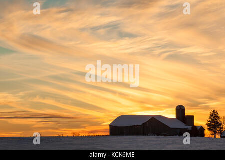 Sonnenuntergang über Farm, Huron County, in der Nähe von Goderich, Ontario, Kanada Stockfoto