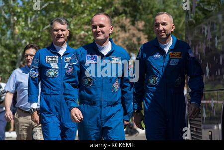 NASA International Space Station Expedition 52 Prime Crew Mitglieder (L-R) der italienische Astronaut Paolo Nespoli von der Europäischen Weltraumorganisation, der russische Kosmonaut Sergej Ryazanskiy von Roscosmos und der amerikanische Astronaut Randy Bresnik verlassen das Cosmonaut Hotel, um sich für den Start der Sojus MS-05 am 28. Juli 2017 in Baikonur, Kasachstan, anzueignen. (Foto von Joel Kowsky über Planetpix) Stockfoto