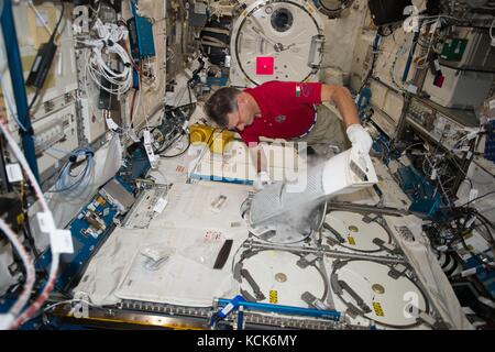 Die NASA ISS Expedition 52 prime Besatzungsmitglied italienischen Astronauten Paolo Nespoli der Europäischen Weltraumorganisation blickt in eine Wissenschaft Gefrierschrank in das japanische Labor Kibo Modul am 31. Juli 2017 in der Erdumlaufbahn. (Foto: Nasa Foto über planetpix) Stockfoto