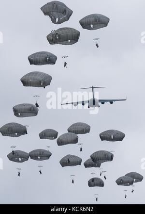 Kanadische und US-Armee Fallschirmjäger Soldaten Fallschirm aus einem US Air Force C-17 Globemaster Transportflugzeug auf der kapyong Dropzone während der Übung talisman Sabre am 13. Juli 2017 in der shoalwater Bay, Queensland, Australien. (Foto von Daniel Liebe über planetpix) Stockfoto