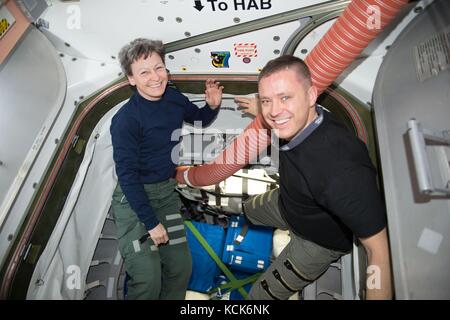 Die NASA ISS Expedition 51 prime Besatzungsmitglieder amerikanische Astronauten Peggy Whitson (links) und jack Fischer pack Gang in eine Limousine Juni 3, 2017 in der Erdumlaufbahn. (Foto: Nasa Foto über planetpix) Stockfoto