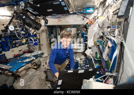 Die NASA ISS Expedition 51 prime Besatzungsmitglied amerikanische Astronautin Peggy Whitson arbeitet auf ein Experiment innerhalb der Harmonie Modul Juni 28, 2017 in der Erdumlaufbahn. (Foto: Nasa Foto über planetpix) Stockfoto