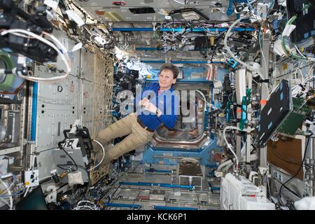 Die NASA ISS Expedition 51 prime Besatzungsmitglied amerikanische Astronautin Peggy Whitson führt eine Live Video interview mit Reportern auf der Erde am 28. Juni 2017 in der Erdumlaufbahn. (Foto: Nasa Foto über planetpix)