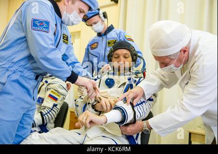 Der US-amerikanische Astronaut Randy Bresnik wird in seinem Sokol-Raumanzug für den Start der Sojus MS-05 am 28. Juli 2017 auf dem Baikonur Cosmodrome in Kasachstan unterstützt 52. (Foto: Andrey Shelepin Via Planetpix) Stockfoto