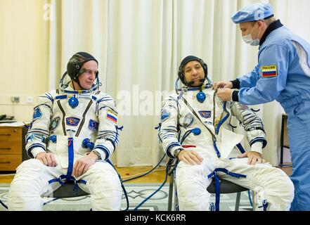 Der russische Kosmonaut Sergej Ryazanskiy von Roscosmos (links) und der amerikanische Astronaut Randy Bresnik werden in ihre Sokol-Raumanzüge aufgenommen, um den Start der Sojus MS-05 auf dem Baikonur-Kosmodrom am 28. Juli 2017 in Baikonur, Kasachstan, vorzubereiten 52. (Foto: Andrey Shelepin Via Planetpix) Stockfoto