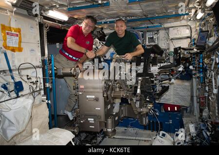 NASA International Space Station Expedition 52 Hauptbesatzungsmitglieder der italienische Astronaut Paolo Nespoli von der Europäischen Weltraumorganisation (links) und der amerikanische Astronaut Randy Bresnik am 31. Juli 2017 im Erdumlauf. (Foto: NASA, Foto über Planetpix) Stockfoto