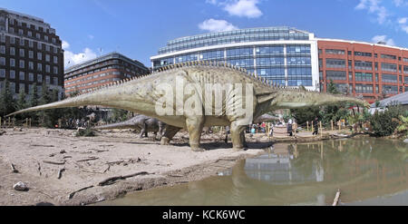 London, UK - April 08: Dinosaurier unleashed Ausstellung mit großen Dinosaurier Modelle in London, UK - April 08, 2010; lebensgroße Dinosaurier Modelle zu Fuß thr Stockfoto