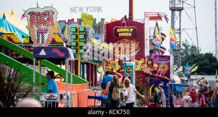 Essen, Spiele und Fahrgeschäfte werden für die Wisconsin State Fair am 3. August 2017 im Wisconsin State Fair Park in West Allis, Wisconsin, organisiert. (Foto von Lance Cheung via Planetpix) Stockfoto