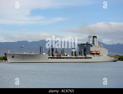 Die US-Navy Henry J. Kaiser-Klasse verlässt die Joint Base Pearl Harbor-Hickam, um am 9. Juli 2014 in Pearl Harbor, Hawaii, an der Rim of the Pacific-Übung teilzunehmen. Stockfoto