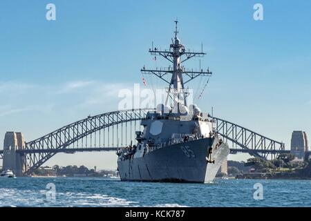 Die US-Marine der Arleigh-Burke-Klasse geführte Anti-raketen-Zerstörer USS McCampbell Transite durch den Sydney Harbour Juli 27, 2017 in Sydney, Australien. (Foto von MCS 2 Jeremy Graham über Planetpix) Stockfoto