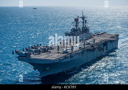 Das amphibische Angriffsschiff der US-Navy-Wasp-Klasse USS Bonhomme Richard fährt am 8. August 2017 in der Korallensee. (Foto von MCS2 Sarah Villegas via Planetpix) Stockfoto