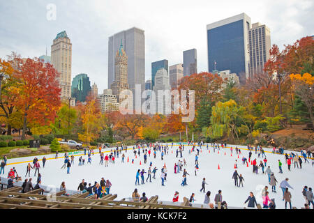 Eisläufer im New Yorker Central Park während des Herbstes Stockfoto