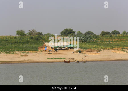 Saisonale Hütten und Unterständen an den Ufern des Irrawaddy Flusses in Myanmar (Burma). Stockfoto