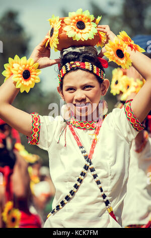 Porträt der Schönen philippinischen Mädchen tragen auf dem Kopf an der baguio Flower Festival in Philippinen. philippinischen Jugendlichen tragen ethnische Minderheit Kostüm Stockfoto